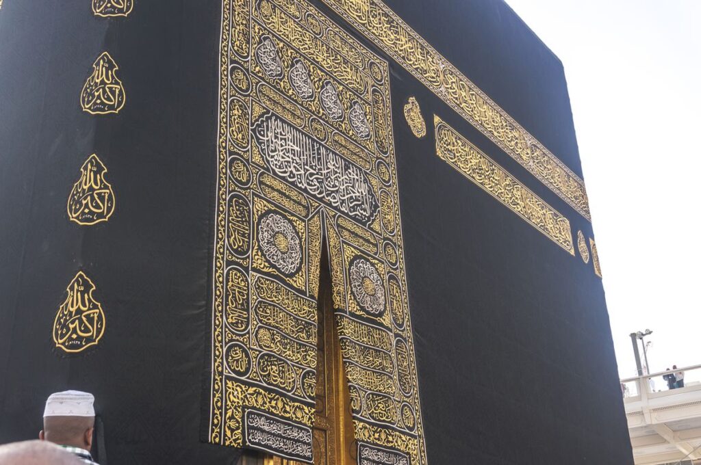 Mengapa Ka'bah Sering Diselimuti Kain Hitam