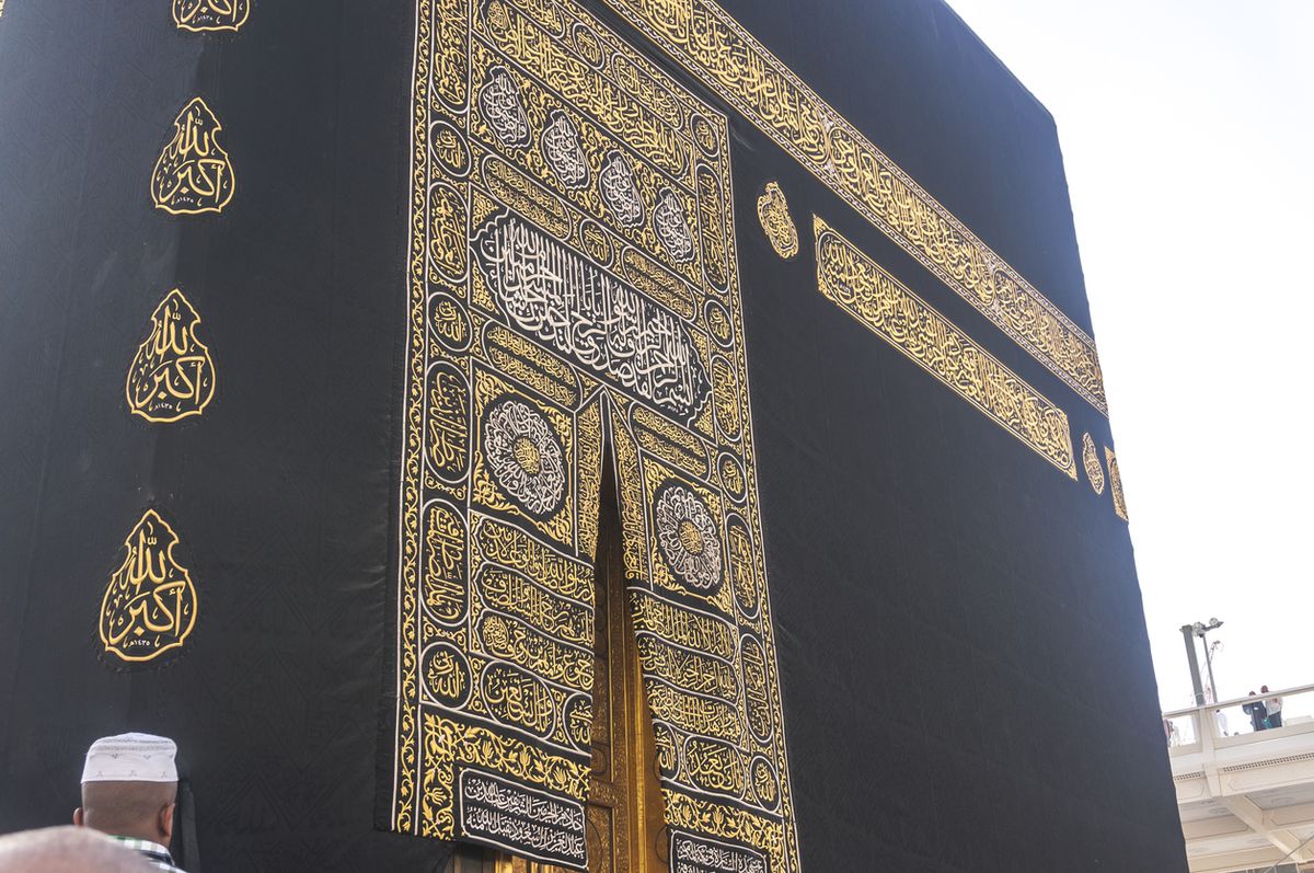 Mengapa Ka’bah Sering Diselimuti Kain Hitam?